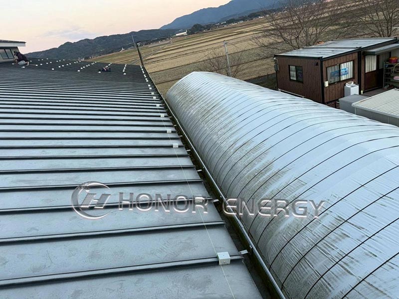 Stovimosios siūlės metalinės stogo apkabos sumontuotos ir paruoštos