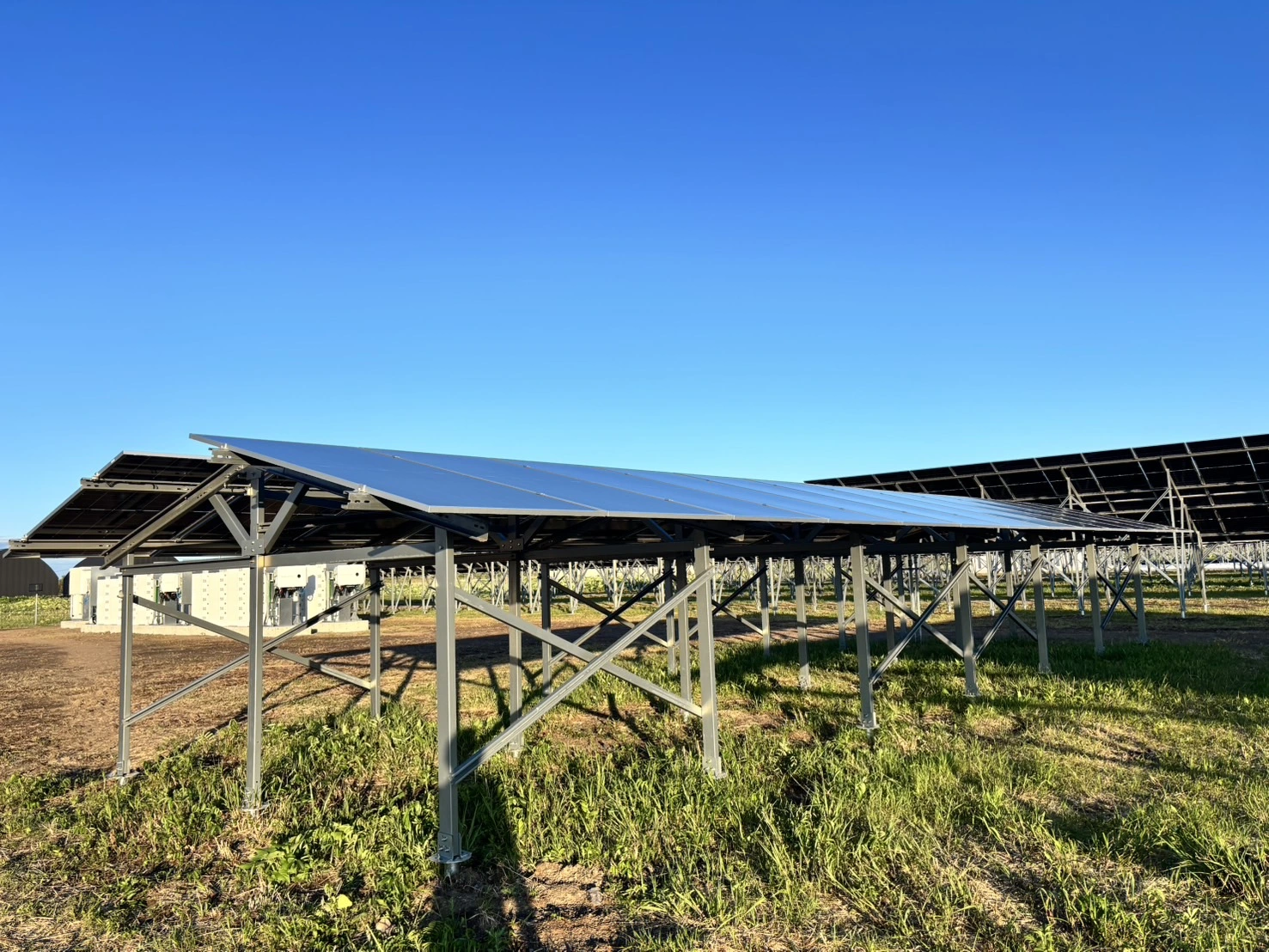 Agri-PV šiltnamis: dvigubos pajamos iš vienos žemės